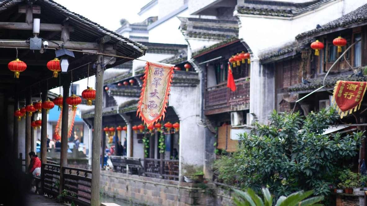 险！消防员搜救时突遇巨石滚落